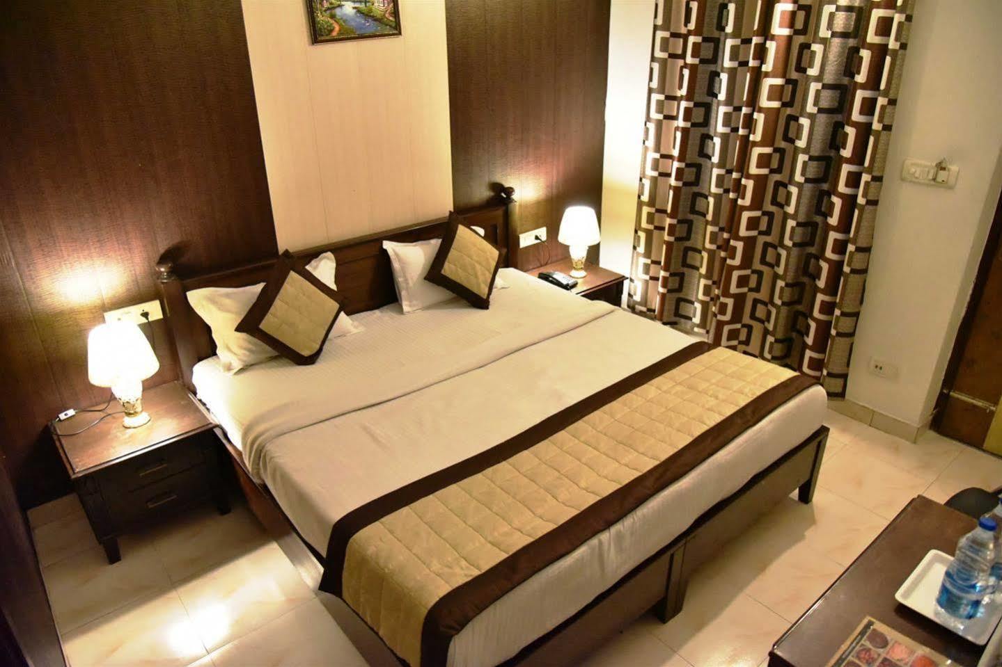 Hotel Hk Continental Amritsar Exterior foto